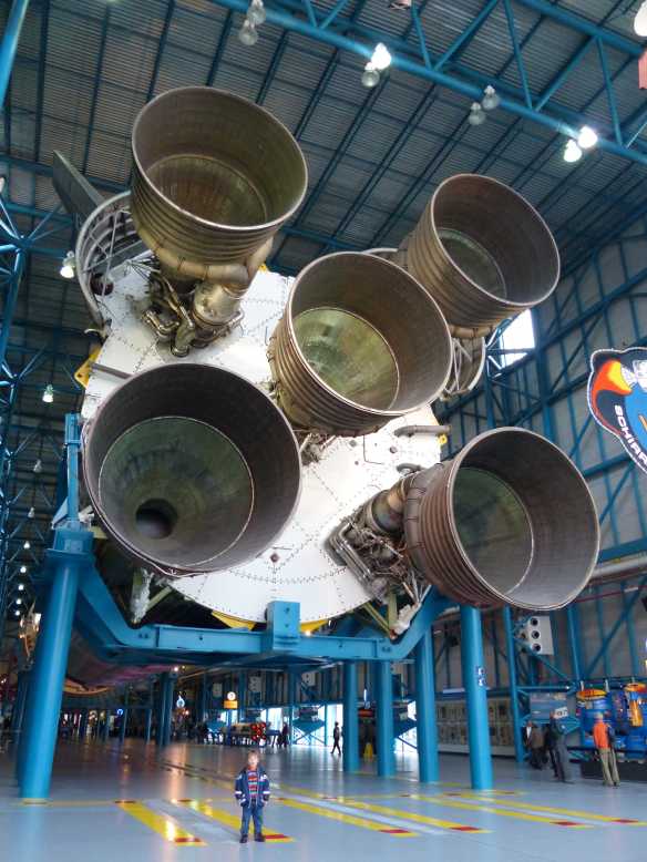 Livio vor den Triebwerken der 110m langen Saturn V-Rakete, welche die Astronauten zum Mond brachte